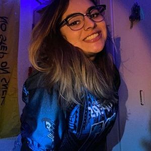 Meet your Posher, Idania